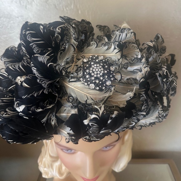 MASTERPIECE JACK MCCONNELL IVORY/BLACK CURLY FEATHER HAT + RHINESTONE BROOCH main image 10